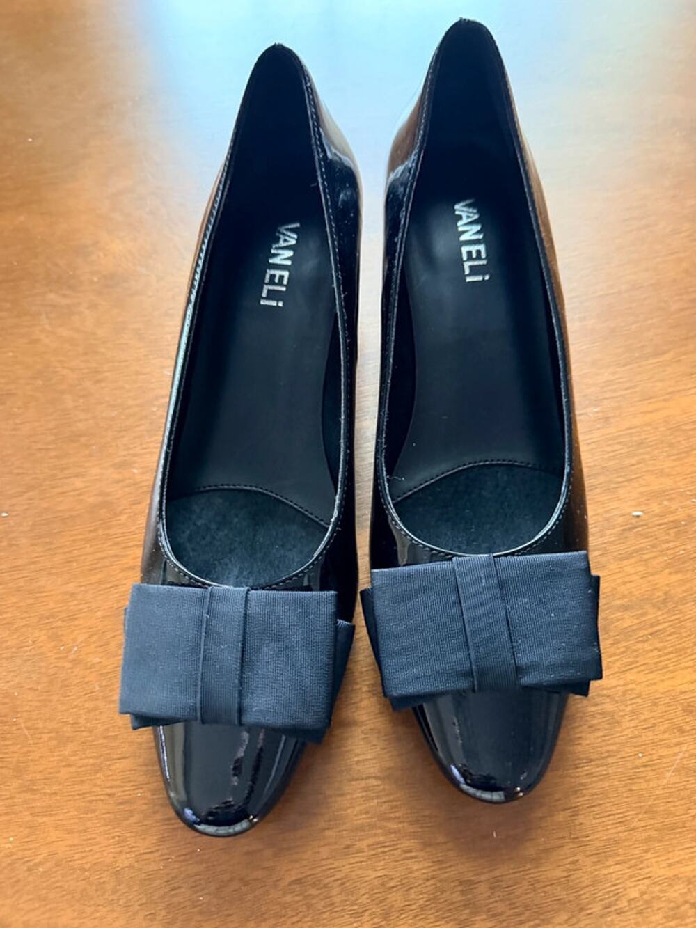Vaneli Black Patent Leather Bow Pumps Leather Sole Size 8 Slim 318